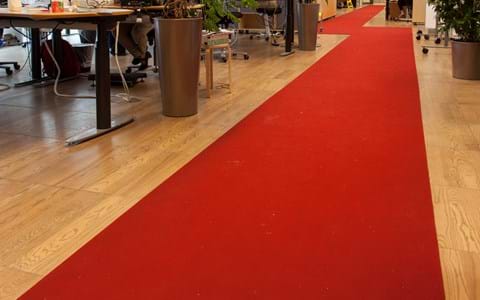 Fraster rød filt løber, DR byen